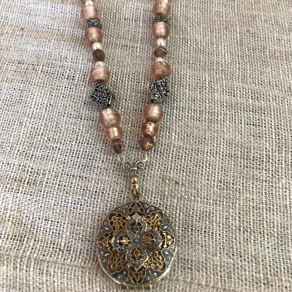 Pink pearl necklace with lock it
